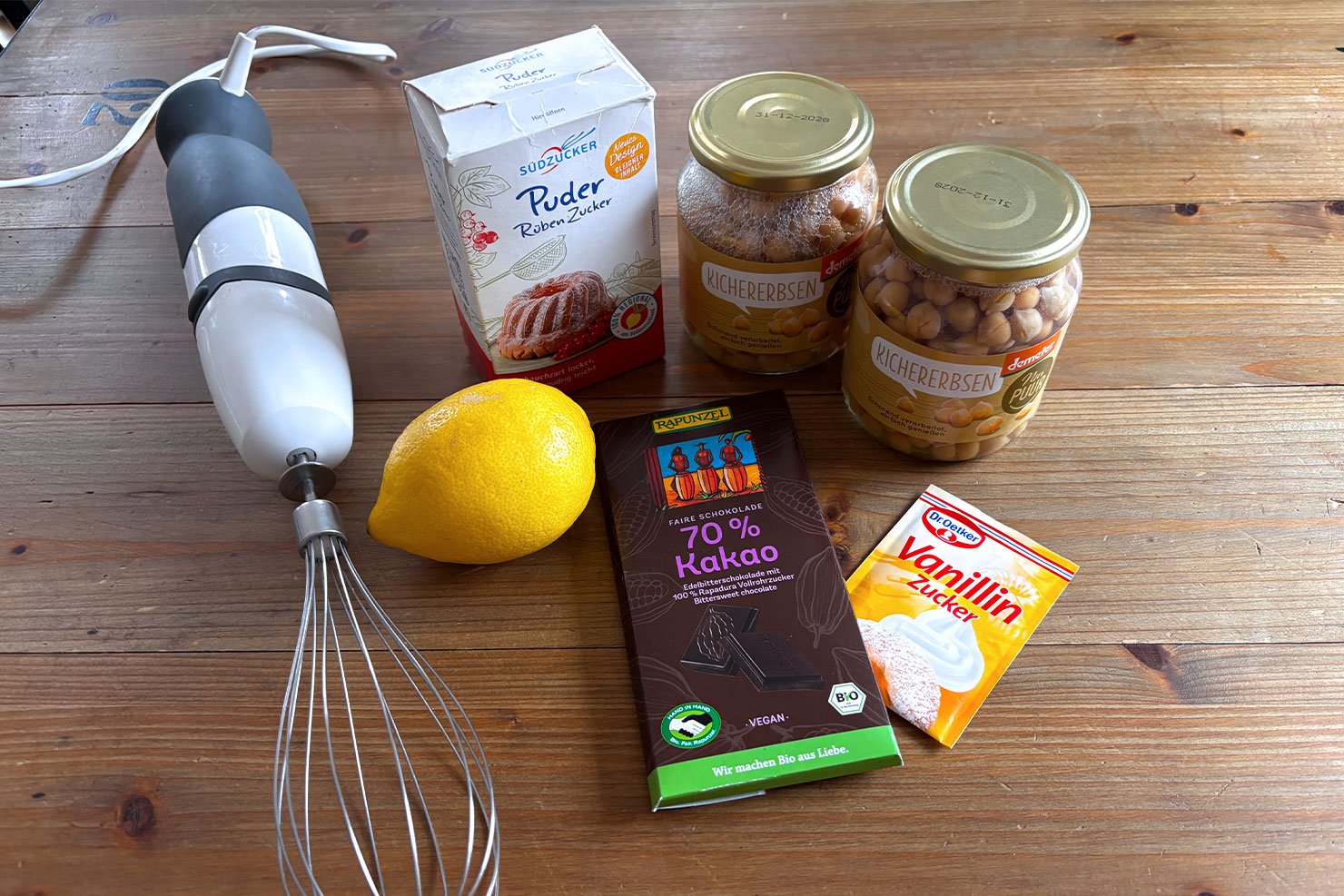 Zutaten für Schokocreme: Kichererbsenwasser, Schokolade, Puder- und Vanillezucker, Zitrone