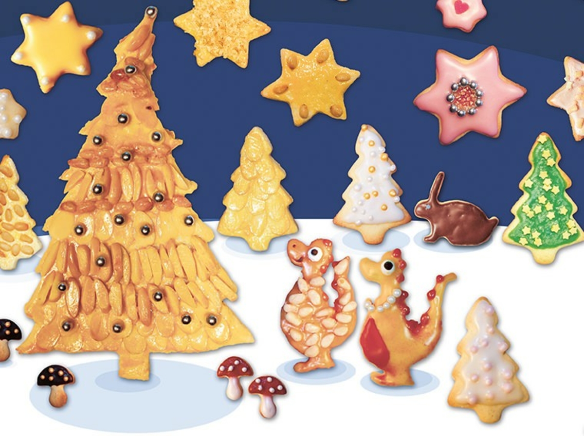 Verschiedene Weihnachtsplätzchen in Baum- und Sternform auf einem dunkelblauen Hintergrund mit Weihnachtsmotiven.