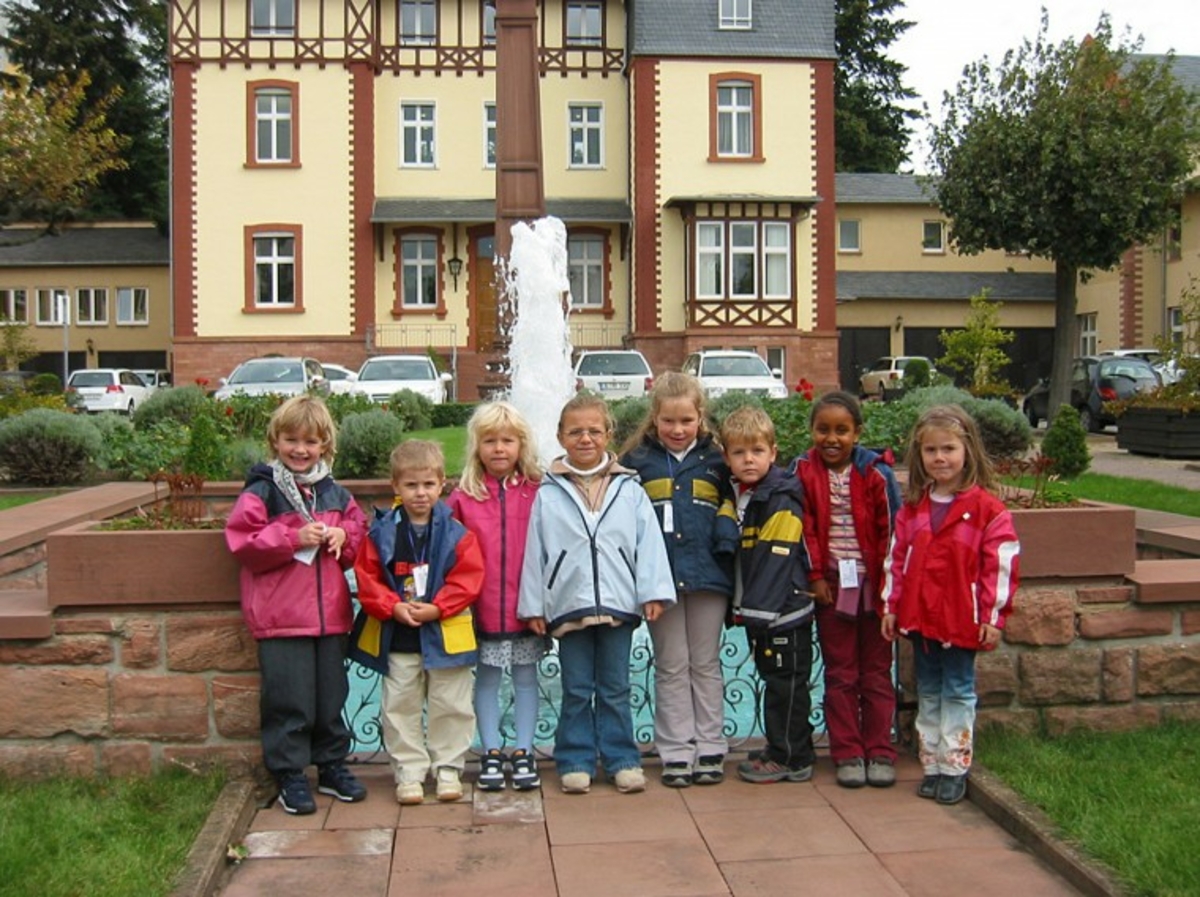 Bornheimer Wasserspeier mit einer Gruppe von Kindern 