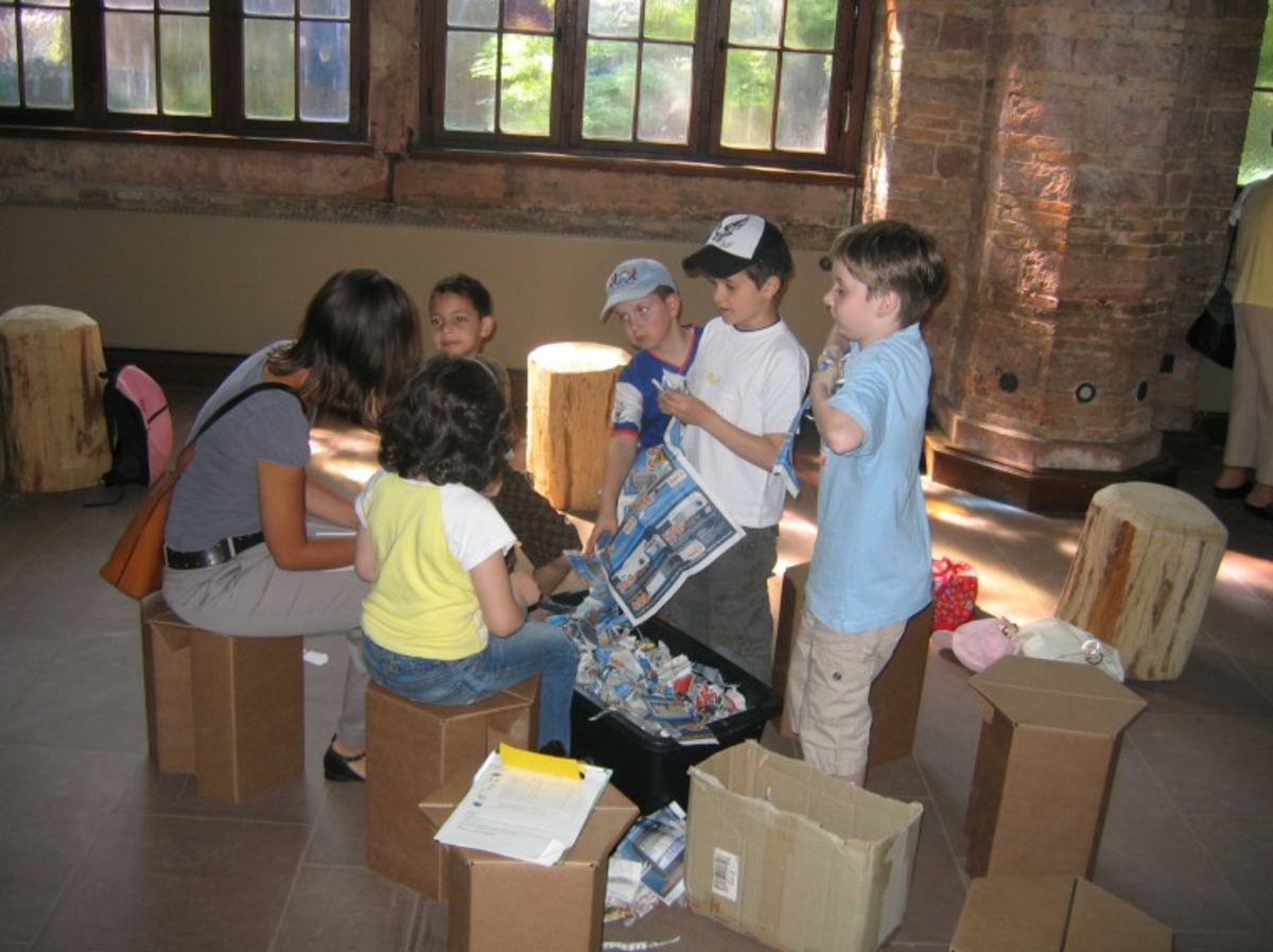 Die Lernwerkstatt Holz wird von einer Gruppe Kindern von besucht