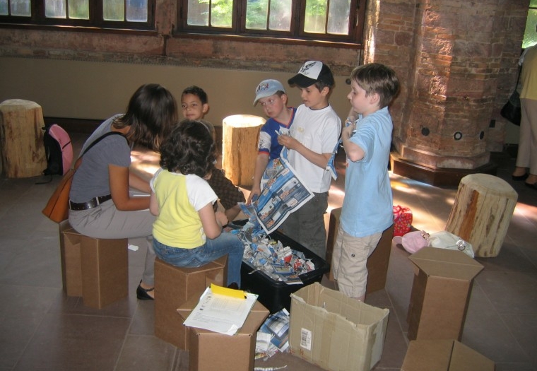 Die Lernwerkstatt Holz wird von einer Gruppe Kindern von besucht