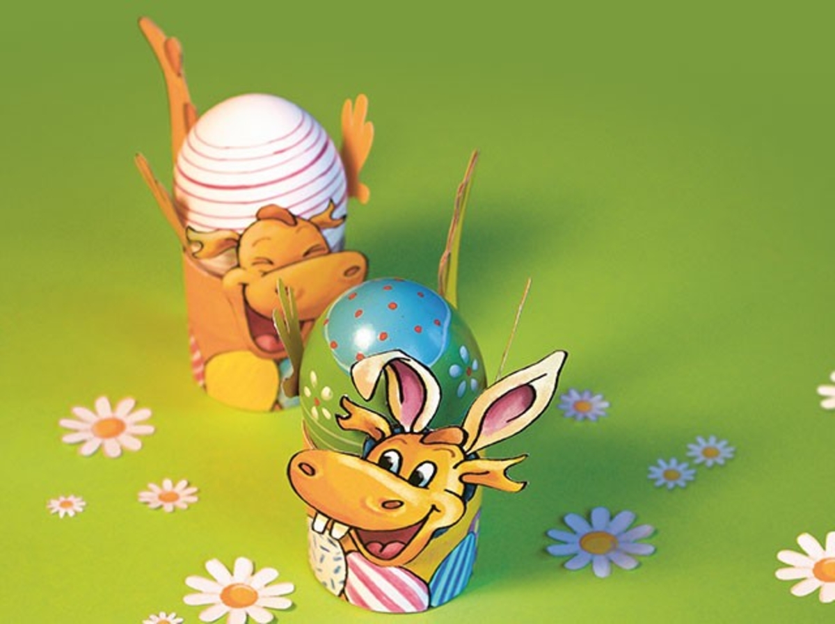 Gebastelte Eirbecher aus Pappe in Form von Fessie