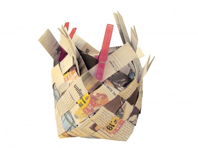 Papierkorb steht aufrecht mit sichtbaren roten klammern.