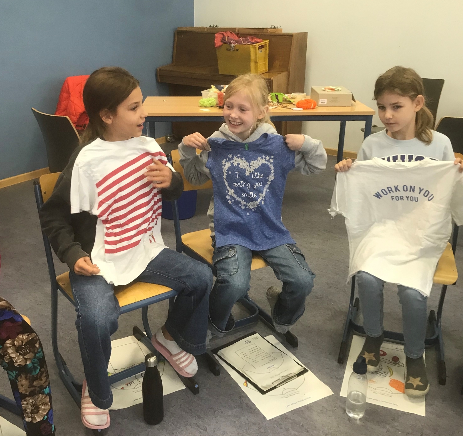 Kinder sitzen auf Stühlen