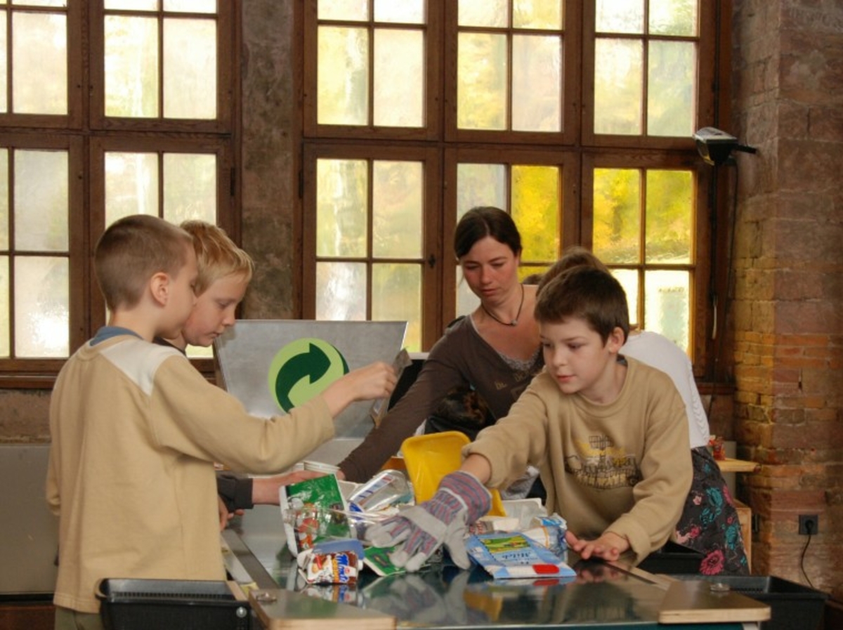 Kinder haben Spaß in der Recycling Werkstatt