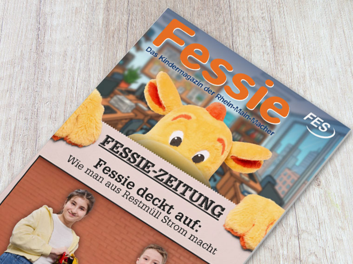Fessie mit Zeitungsartikel: Fessie deckt auf – Wie man aus Restmüll Strom macht