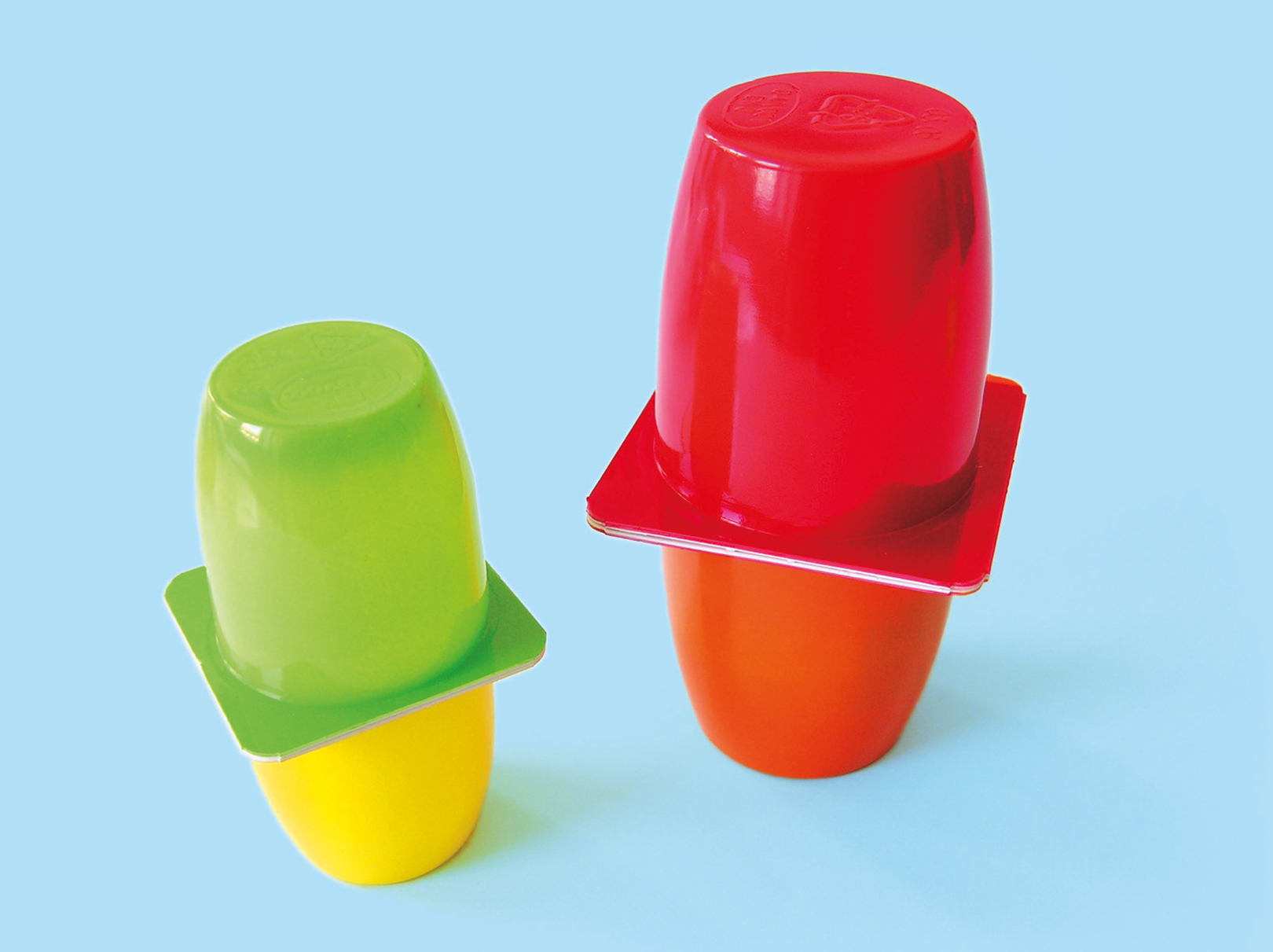 Bunte Kunststoffbecher als Basis für selbstgemachte Rasseln.